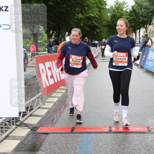 14.06.2026 - REWE Women's Run Strokosch-Dieckow http://msf.ph/oto/9760348 14.06.2026 11:16:36 Ziel 5496, 5498 meine-sportfotos.de