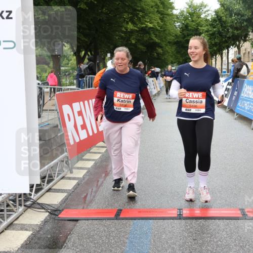14.06.2026 - REWE Women's Run Strokosch-Dieckow http://msf.ph/oto/9760354 14.06.2026 11:16:36 Ziel 5496, 5498 meine-sportfotos.de