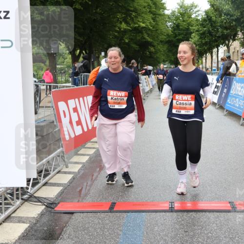 14.06.2026 - REWE Women's Run Strokosch-Dieckow http://msf.ph/oto/9760364 14.06.2026 11:16:36 Ziel 5496, 5498 meine-sportfotos.de