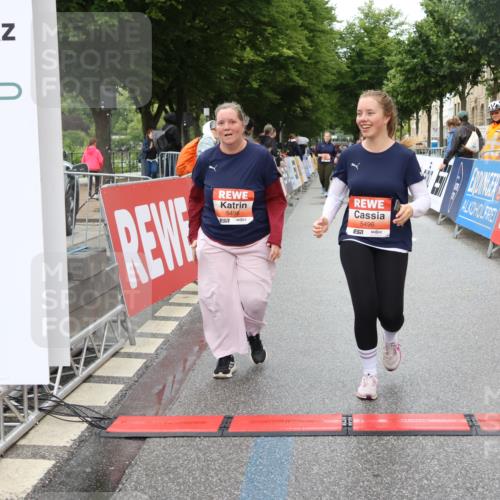 14.06.2026 - REWE Women's Run Strokosch-Dieckow http://msf.ph/oto/9760372 14.06.2026 11:16:36 Ziel 5496, 5498 meine-sportfotos.de