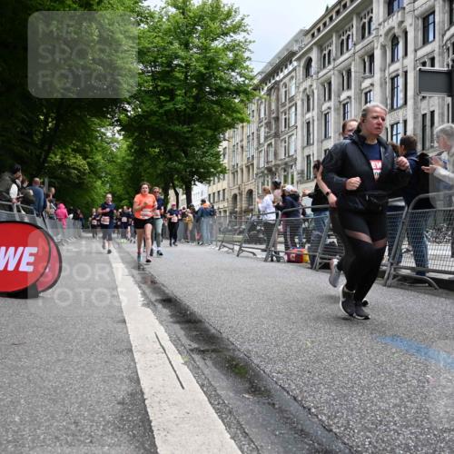 14.06.2026 - REWE Women's Run J. Mangold http://msf.ph/oto/9760374 14.06.2026 11:04:01 Ziel 5014, 5015, 5203, 5249, 5289, 5290, 5344, 5346, 5349, 5350, 5619, 5774, 5901, 5989, 6000, 6050 meine-sportfotos.de