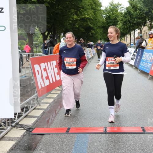 14.06.2026 - REWE Women's Run Strokosch-Dieckow http://msf.ph/oto/9760388 14.06.2026 11:16:36 Ziel 5496, 5498 meine-sportfotos.de