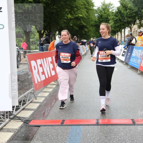 14.06.2026 - REWE Women's Run Strokosch-Dieckow http://msf.ph/oto/9760396 14.06.2026 11:16:36 Ziel 5496, 5498 meine-sportfotos.de