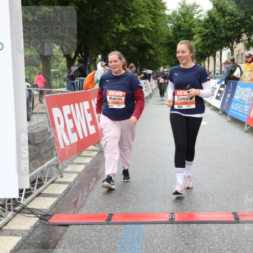 14.06.2026 - REWE Women's Run Strokosch-Dieckow http://msf.ph/oto/9760405 14.06.2026 11:16:36 Ziel 5496, 5498 meine-sportfotos.de