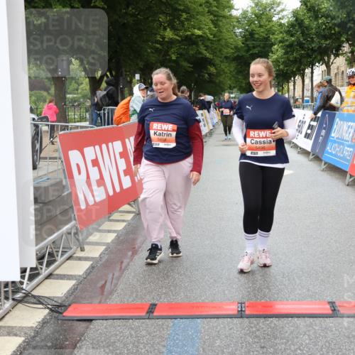 14.06.2026 - REWE Women's Run Strokosch-Dieckow http://msf.ph/oto/9760410 14.06.2026 11:16:36 Ziel 5496, 5498 meine-sportfotos.de