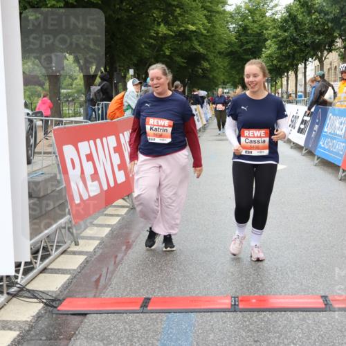 14.06.2026 - REWE Women's Run Strokosch-Dieckow http://msf.ph/oto/9760418 14.06.2026 11:16:36 Ziel 5496, 5498 meine-sportfotos.de