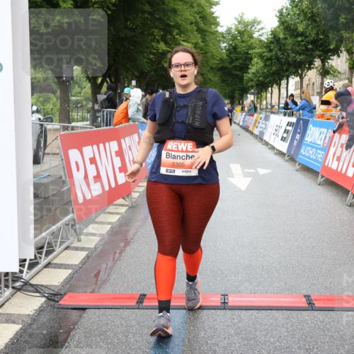 14.06.2026 - REWE Women's Run Strokosch-Dieckow http://msf.ph/oto/9760457 14.06.2026 11:16:18 Ziel 5150, 5305, 5335 meine-sportfotos.de