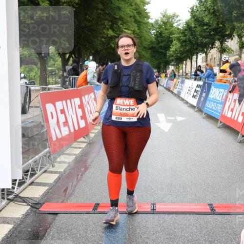 14.06.2026 - REWE Women's Run Strokosch-Dieckow http://msf.ph/oto/9760464 14.06.2026 11:16:18 Ziel 5150, 5305, 5335 meine-sportfotos.de