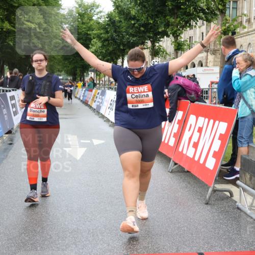 14.06.2026 - REWE Women's Run Strokosch-Dieckow http://msf.ph/oto/9760507 14.06.2026 11:16:17 Ziel 5150, 5305, 5335 meine-sportfotos.de