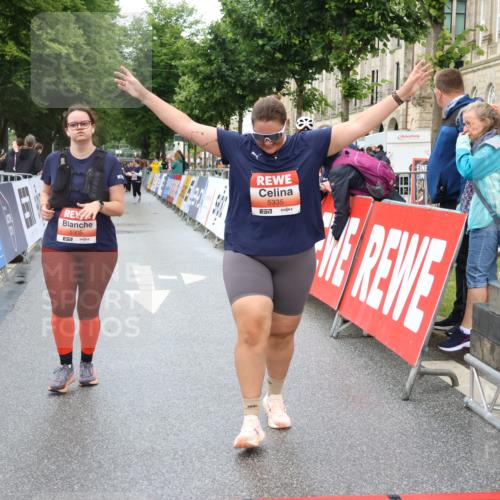 14.06.2026 - REWE Women's Run Strokosch-Dieckow http://msf.ph/oto/9760515 14.06.2026 11:16:17 Ziel 5150, 5305, 5335 meine-sportfotos.de