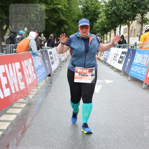 14.06.2026 - REWE Women's Run Strokosch-Dieckow http://msf.ph/oto/9760581 14.06.2026 11:16:09 Ziel 5150 meine-sportfotos.de