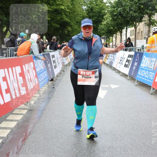 14.06.2026 - REWE Women's Run Strokosch-Dieckow http://msf.ph/oto/9760589 14.06.2026 11:16:09 Ziel 5150 meine-sportfotos.de