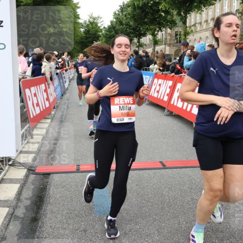 14.06.2026 - REWE Women's Run Strokosch-Dieckow http://msf.ph/oto/9760606 14.06.2026 10:58:55 Ziel 5066, 5067, 5144, 5402, 5553, 5585, 5616, 5713, 5741, 5766, 5911, 6036 meine-sportfotos.de