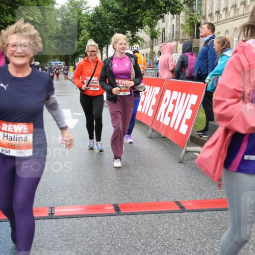 14.06.2026 - REWE Women's Run Strokosch-Dieckow http://msf.ph/oto/9760615 14.06.2026 11:15:52 Ziel 5008, 5010, 5011, 5012, 5013, 5184, 5497, 5768, 5862 meine-sportfotos.de