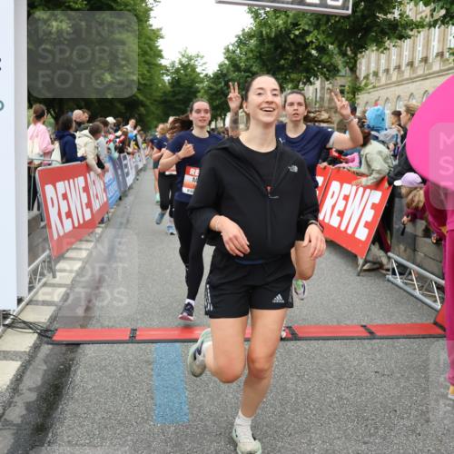 14.06.2026 - REWE Women's Run Strokosch-Dieckow http://msf.ph/oto/9760683 14.06.2026 10:58:54 Ziel 5066, 5067, 5144, 5402, 5553, 5585, 5616, 5713, 5766, 5911, 6036 meine-sportfotos.de
