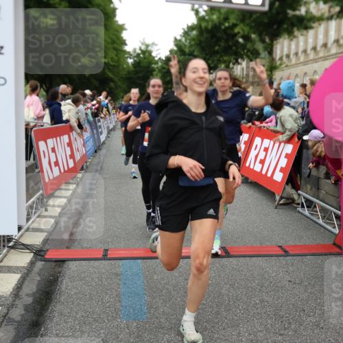 14.06.2026 - REWE Women's Run Strokosch-Dieckow http://msf.ph/oto/9760719 14.06.2026 10:58:54 Ziel 5066, 5067, 5144, 5402, 5553, 5585, 5616, 5713, 5766, 5911, 6036 meine-sportfotos.de