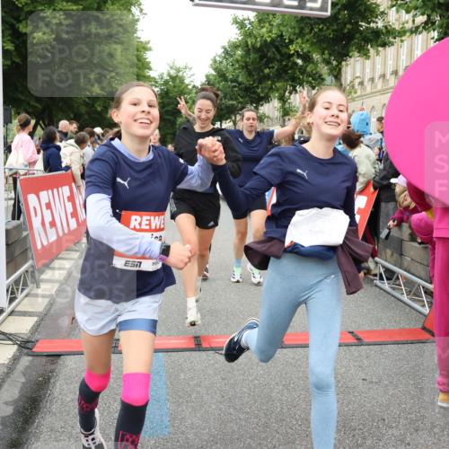14.06.2026 - REWE Women's Run Strokosch-Dieckow http://msf.ph/oto/9760766 14.06.2026 10:58:54 Ziel 5066, 5067, 5144, 5402, 5553, 5585, 5616, 5713, 5766, 5911, 6036 meine-sportfotos.de