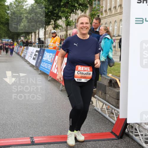 14.06.2026 - REWE Women's Run Strokosch-Dieckow http://msf.ph/oto/9760773 14.06.2026 11:15:36 Ziel 5422, 5870 meine-sportfotos.de