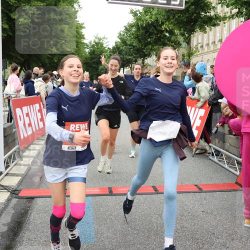 14.06.2026 - REWE Women's Run Strokosch-Dieckow http://msf.ph/oto/9760786 14.06.2026 10:58:54 Ziel 5066, 5067, 5144, 5402, 5553, 5585, 5616, 5713, 5766, 5911, 6036 meine-sportfotos.de