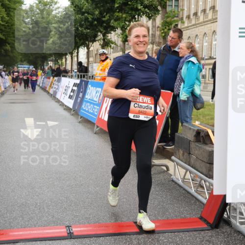 14.06.2026 - REWE Women's Run Strokosch-Dieckow http://msf.ph/oto/9760799 14.06.2026 11:15:35 Ziel 5422, 5870 meine-sportfotos.de