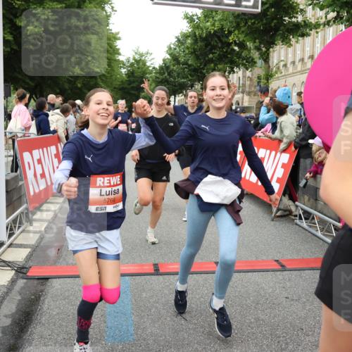 14.06.2026 - REWE Women's Run Strokosch-Dieckow http://msf.ph/oto/9760811 14.06.2026 10:58:54 Ziel 5066, 5067, 5144, 5402, 5553, 5585, 5616, 5713, 5766, 5911, 6036 meine-sportfotos.de