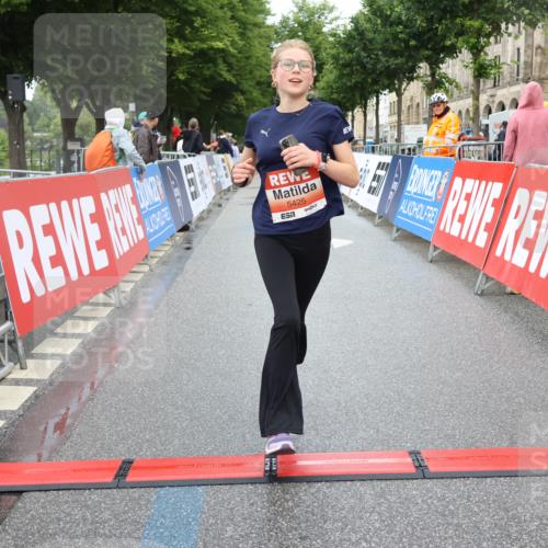 14.06.2026 - REWE Women's Run Strokosch-Dieckow http://msf.ph/oto/9760887 14.06.2026 11:15:17 Ziel 5425 meine-sportfotos.de