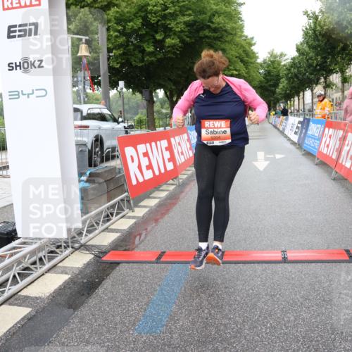 14.06.2026 - REWE Women's Run Strokosch-Dieckow http://msf.ph/oto/9760949 14.06.2026 11:15:04 Ziel 5304 meine-sportfotos.de