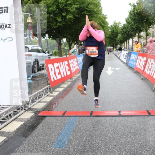 14.06.2026 - REWE Women's Run Strokosch-Dieckow http://msf.ph/oto/9760969 14.06.2026 11:15:04 Ziel 5304 meine-sportfotos.de