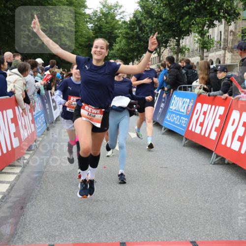 14.06.2026 - REWE Women's Run Strokosch-Dieckow http://msf.ph/oto/9761032 14.06.2026 10:58:53 Ziel 5066, 5067, 5402, 5553, 5585, 5616, 5713, 5766, 5911, 6036 meine-sportfotos.de