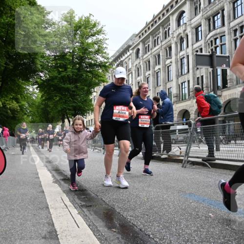 14.06.2026 - REWE Women's Run J. Mangold http://msf.ph/oto/9761084 14.06.2026 11:05:30 Ziel 5072, 5149, 5200, 5221, 5354, 5517, 5710, 5881, 5887, 5923, 5962 meine-sportfotos.de