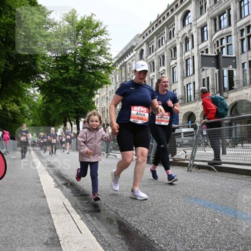 14.06.2026 - REWE Women's Run J. Mangold http://msf.ph/oto/9761086 14.06.2026 11:05:30 Ziel 5072, 5149, 5200, 5221, 5354, 5517, 5710, 5881, 5887, 5923, 5962 meine-sportfotos.de