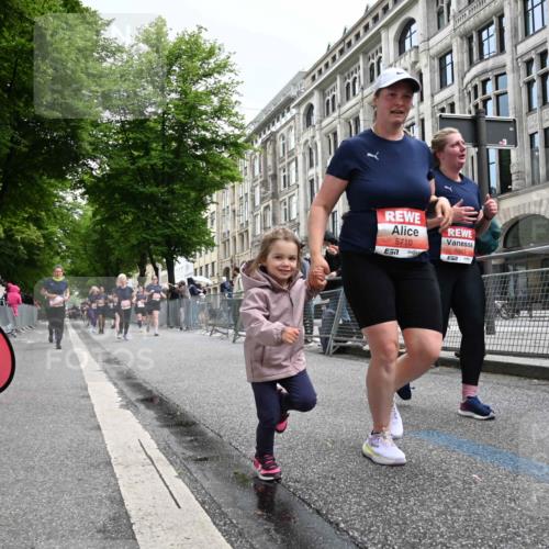 14.06.2026 - REWE Women's Run J. Mangold http://msf.ph/oto/9761091 14.06.2026 11:05:30 Ziel 5072, 5149, 5200, 5221, 5354, 5517, 5710, 5881, 5887, 5923, 5962 meine-sportfotos.de