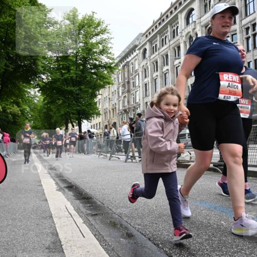 14.06.2026 - REWE Women's Run J. Mangold http://msf.ph/oto/9761093 14.06.2026 11:05:30 Ziel 5072, 5149, 5200, 5221, 5354, 5517, 5710, 5881, 5887, 5923, 5962 meine-sportfotos.de