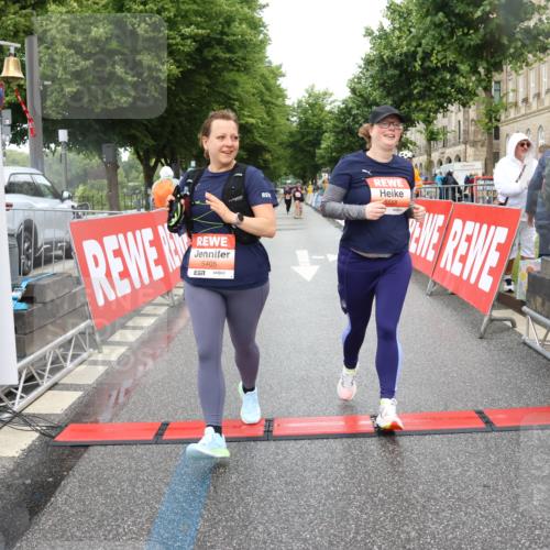 14.06.2026 - REWE Women's Run Strokosch-Dieckow http://msf.ph/oto/9761165 14.06.2026 11:14:38 Ziel 5405, 5558, 5680 meine-sportfotos.de