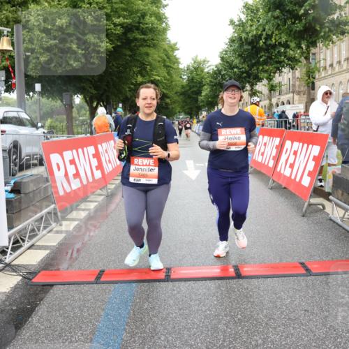 14.06.2026 - REWE Women's Run Strokosch-Dieckow http://msf.ph/oto/9761186 14.06.2026 11:14:38 Ziel 5405, 5558, 5680 meine-sportfotos.de
