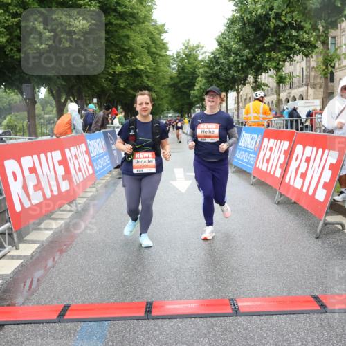 14.06.2026 - REWE Women's Run Strokosch-Dieckow http://msf.ph/oto/9761224 14.06.2026 11:14:37 Ziel 5405, 5558, 5680 meine-sportfotos.de