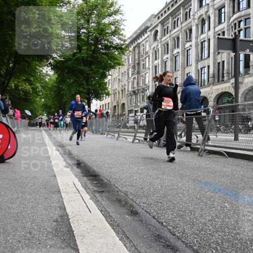 14.06.2026 - REWE Women's Run J. Mangold http://msf.ph/oto/9761237 14.06.2026 11:05:51 Ziel 5130, 5727, 5757, 5794, 5960, 6026 meine-sportfotos.de