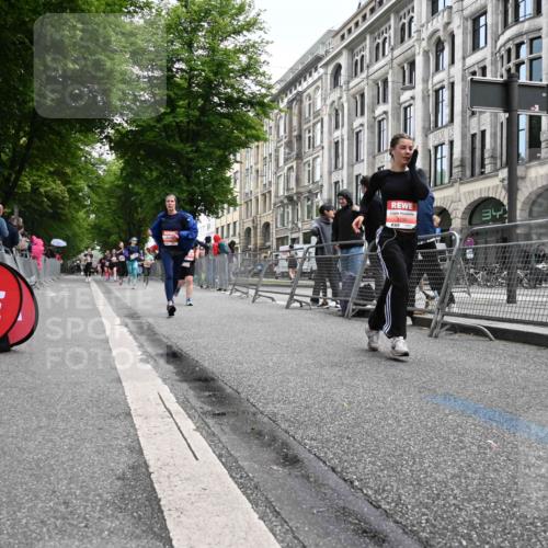 14.06.2026 - REWE Women's Run J. Mangold http://msf.ph/oto/9761239 14.06.2026 11:05:51 Ziel 5130, 5727, 5757, 5794, 5960, 6026 meine-sportfotos.de