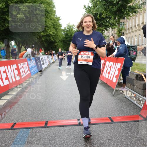 14.06.2026 - REWE Women's Run Strokosch-Dieckow http://msf.ph/oto/9761259 14.06.2026 11:14:32 Ziel 5680, 5781 meine-sportfotos.de