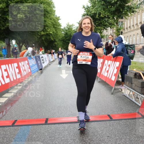 14.06.2026 - REWE Women's Run Strokosch-Dieckow http://msf.ph/oto/9761268 14.06.2026 11:14:32 Ziel 5680, 5781 meine-sportfotos.de
