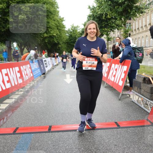 14.06.2026 - REWE Women's Run Strokosch-Dieckow http://msf.ph/oto/9761277 14.06.2026 11:14:32 Ziel 5680, 5781 meine-sportfotos.de