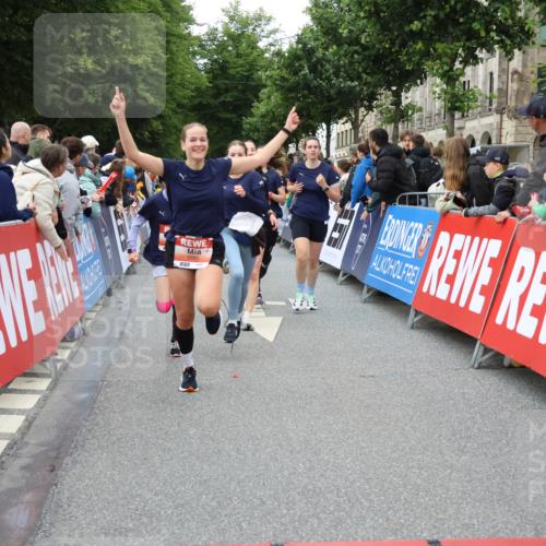 14.06.2026 - REWE Women's Run Strokosch-Dieckow http://msf.ph/oto/9761279 14.06.2026 10:58:52 Ziel 5402, 5553, 5585, 5616, 5713, 5766, 5911, 6036 meine-sportfotos.de