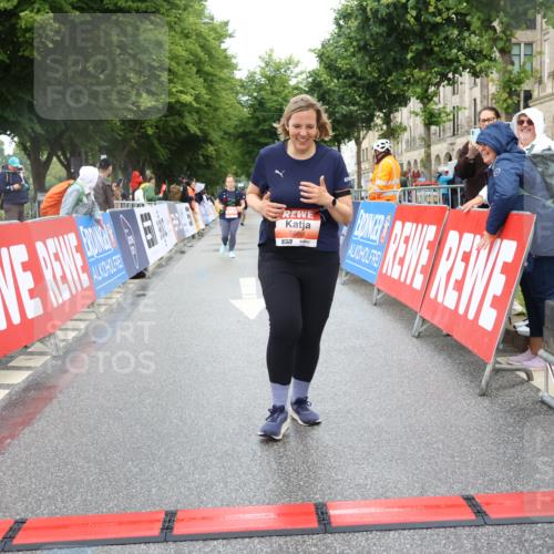 14.06.2026 - REWE Women's Run Strokosch-Dieckow http://msf.ph/oto/9761308 14.06.2026 11:14:32 Ziel 5680, 5781 meine-sportfotos.de