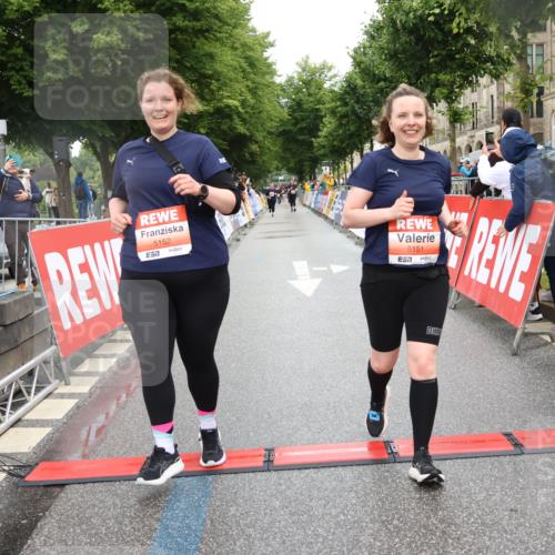 14.06.2026 - REWE Women's Run Strokosch-Dieckow http://msf.ph/oto/9761360 14.06.2026 11:14:12 Ziel 5151, 5152 meine-sportfotos.de