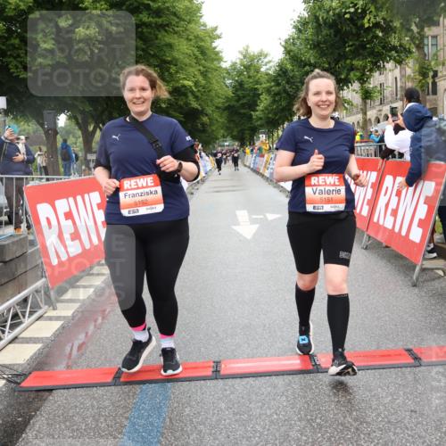 14.06.2026 - REWE Women's Run Strokosch-Dieckow http://msf.ph/oto/9761371 14.06.2026 11:14:11 Ziel 5151, 5152 meine-sportfotos.de