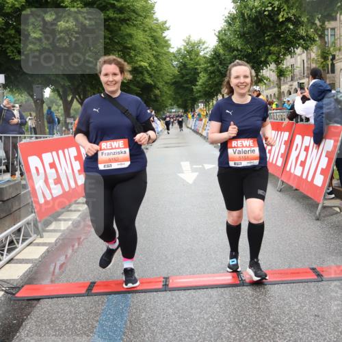 14.06.2026 - REWE Women's Run Strokosch-Dieckow http://msf.ph/oto/9761380 14.06.2026 11:14:11 Ziel 5151, 5152 meine-sportfotos.de