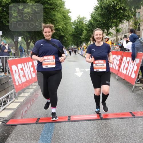 14.06.2026 - REWE Women's Run Strokosch-Dieckow http://msf.ph/oto/9761389 14.06.2026 11:14:11 Ziel 5151, 5152 meine-sportfotos.de
