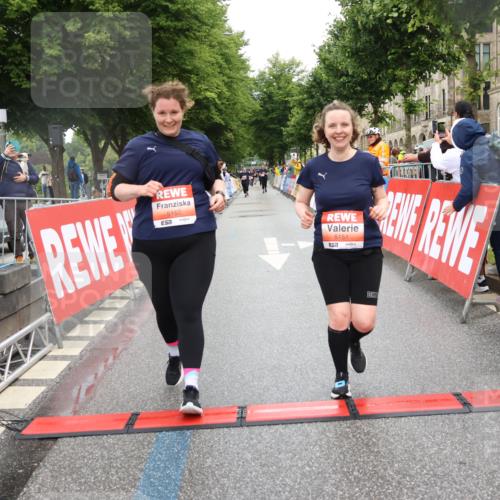 14.06.2026 - REWE Women's Run Strokosch-Dieckow http://msf.ph/oto/9761398 14.06.2026 11:14:11 Ziel 5151, 5152 meine-sportfotos.de