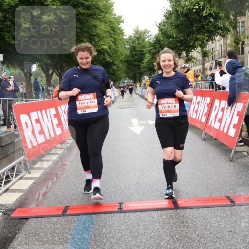 14.06.2026 - REWE Women's Run Strokosch-Dieckow http://msf.ph/oto/9761407 14.06.2026 11:14:11 Ziel 5151, 5152 meine-sportfotos.de