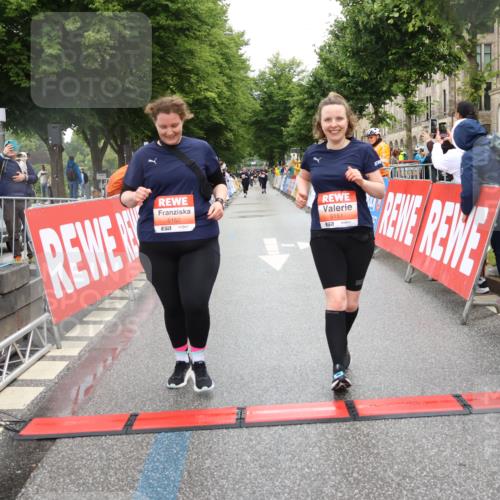 14.06.2026 - REWE Women's Run Strokosch-Dieckow http://msf.ph/oto/9761415 14.06.2026 11:14:11 Ziel 5151, 5152 meine-sportfotos.de
